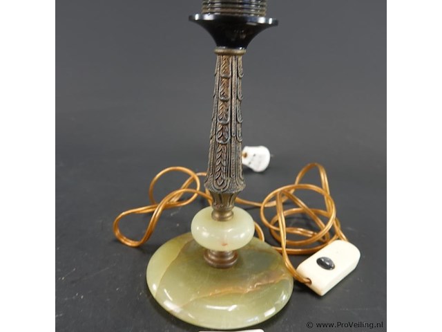 Vintage tafellamp op een voet van groen onyx marmer en een bewerkte messing schacht - afbeelding 3 van  5