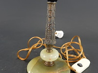Vintage tafellamp op een voet van groen onyx marmer en een bewerkte messing schacht - afbeelding 3 van  5