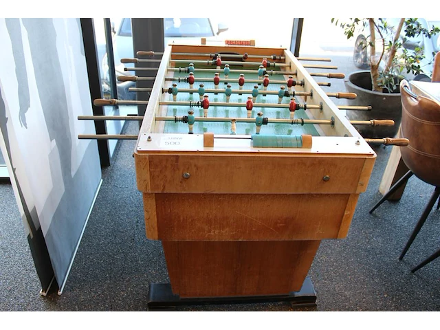 Vintage tafelvoetbalspel godek met houten spelers en ballen, afm. 142 x 74 x 90 cm. - afbeelding 1 van  4