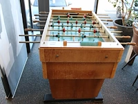 Vintage tafelvoetbalspel godek met houten spelers en ballen, afm. 142 x 74 x 90 cm.
