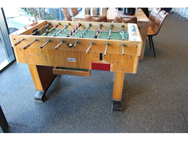 Vintage tafelvoetbalspel godek met houten spelers en ballen, afm. 142 x 74 x 90 cm. - afbeelding 2 van  4