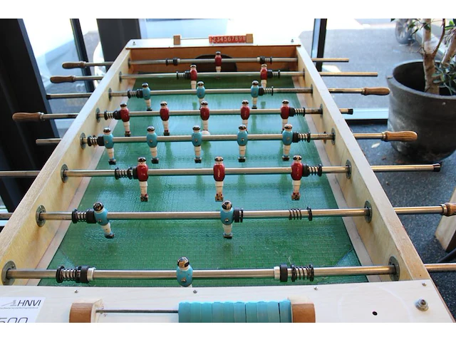 Vintage tafelvoetbalspel godek met houten spelers en ballen, afm. 142 x 74 x 90 cm. - afbeelding 3 van  4