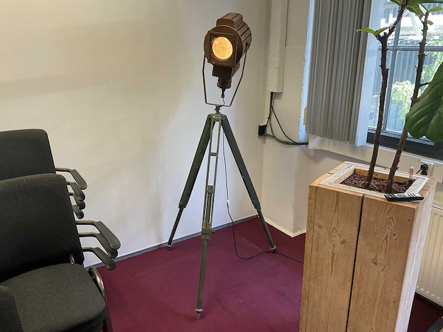 Vintage theater spot op statief - afbeelding 1 van  3