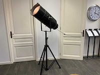 Vintage theaterspot op statief - afbeelding 1 van  7