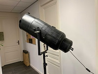 Vintage theaterspot op statief - afbeelding 2 van  7