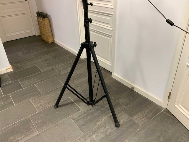 Vintage theaterspot op statief - afbeelding 3 van  7