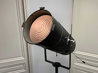 Vintage theaterspot op statief - afbeelding 5 van  7