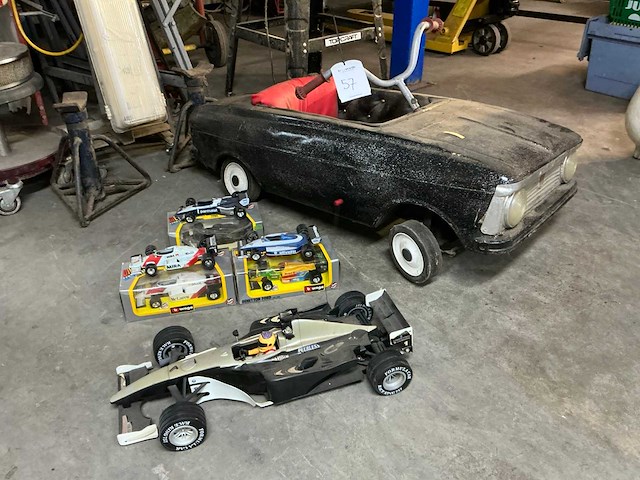 Vintage trapauto en burago raceauto - afbeelding 1 van  8