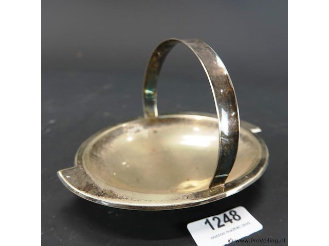 Vintage verzilverde serveerschaal met een opstaande beugelhandgreep in art deco-stijl - afbeelding 1 van  5