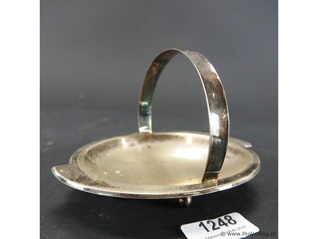 Vintage verzilverde serveerschaal met een opstaande beugelhandgreep in art deco-stijl - afbeelding 2 van  5