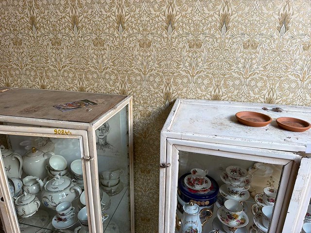 Vintage vitrinekast (2x) - afbeelding 2 van  2