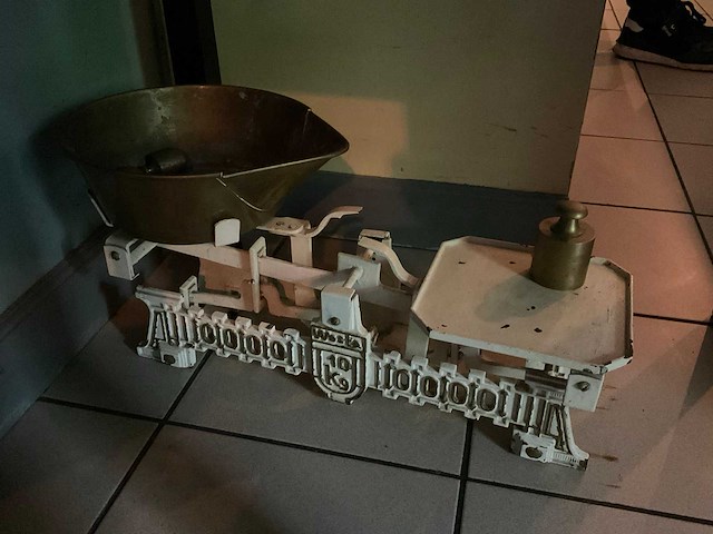 Vintage weegschaal - afbeelding 1 van  1