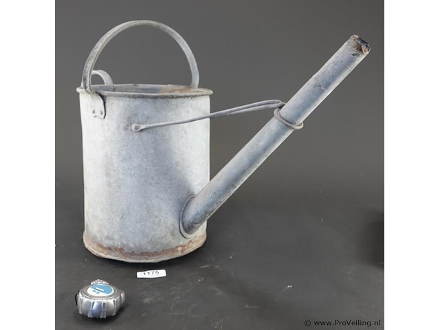 Vintage zinken gieter - afbeelding 1 van  5