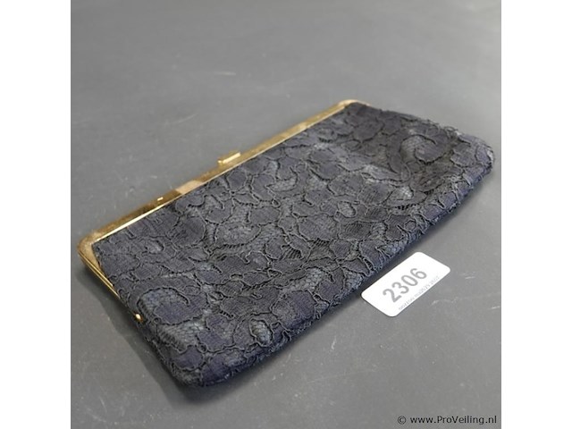 Vintage zwarte clutch is gemaakt van kant met een goudkleurige metalen sluiting - afbeelding 1 van  5