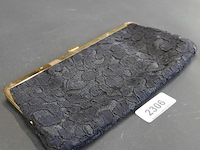 Vintage zwarte clutch is gemaakt van kant met een goudkleurige metalen sluiting - afbeelding 1 van  5