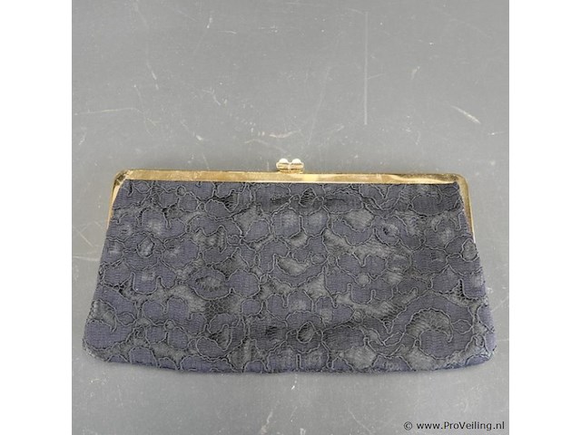 Vintage zwarte clutch is gemaakt van kant met een goudkleurige metalen sluiting - afbeelding 2 van  5