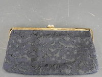 Vintage zwarte clutch is gemaakt van kant met een goudkleurige metalen sluiting - afbeelding 2 van  5