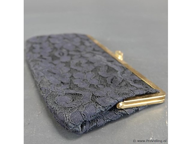 Vintage zwarte clutch is gemaakt van kant met een goudkleurige metalen sluiting - afbeelding 3 van  5