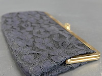 Vintage zwarte clutch is gemaakt van kant met een goudkleurige metalen sluiting - afbeelding 3 van  5