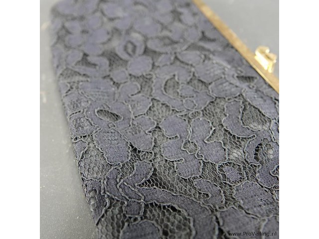 Vintage zwarte clutch is gemaakt van kant met een goudkleurige metalen sluiting - afbeelding 4 van  5