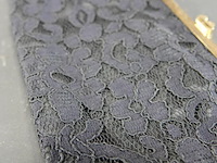 Vintage zwarte clutch is gemaakt van kant met een goudkleurige metalen sluiting - afbeelding 4 van  5