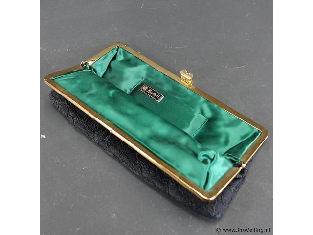 Vintage zwarte clutch is gemaakt van kant met een goudkleurige metalen sluiting - afbeelding 5 van  5