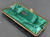 Vintage zwarte clutch is gemaakt van kant met een goudkleurige metalen sluiting - afbeelding 5 van  5
