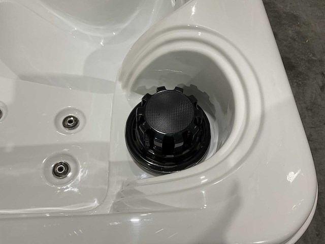 Virpol 2 persoons jacuzzi en buitenspa - afbeelding 17 van  21