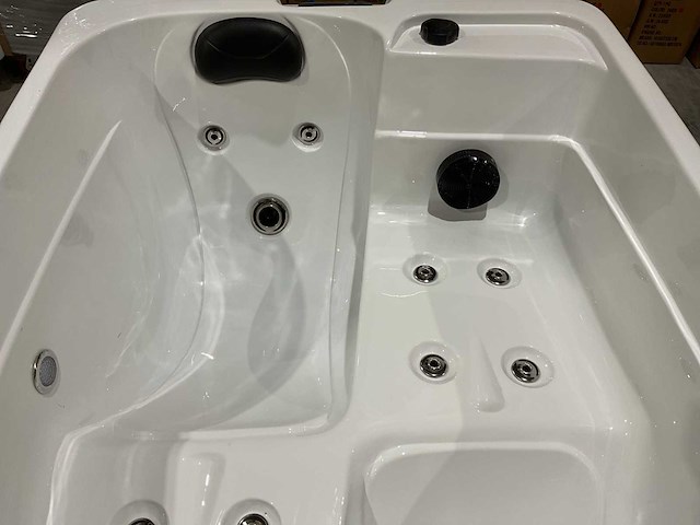 Virpol 2 persoons jacuzzi en buitenspa - afbeelding 18 van  21
