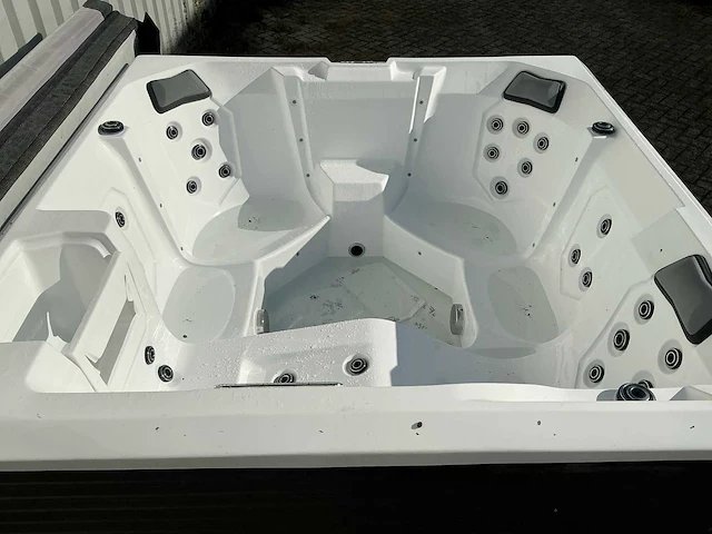Virpol home deluxe jacuzzi - afbeelding 7 van  12