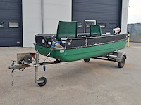Visboot met buitenboord motor en trailer, yamaha, groen
