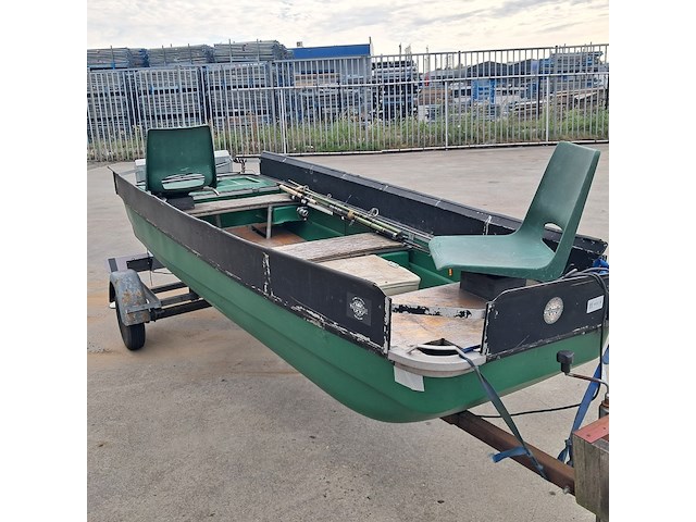 Visboot met buitenboord motor en trailer, yamaha, groen - afbeelding 31 van  32