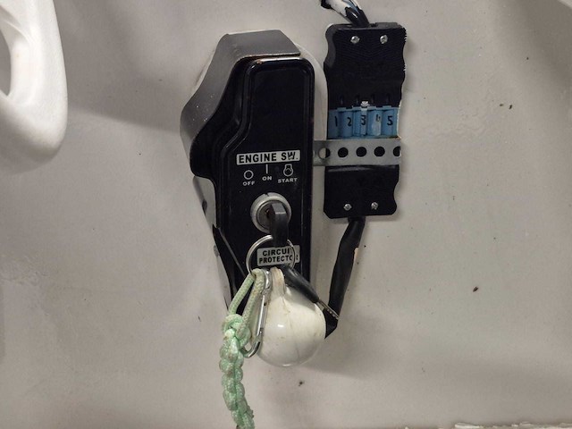 Visboot met inboard motor en kanteltrailer - afbeelding 10 van  35