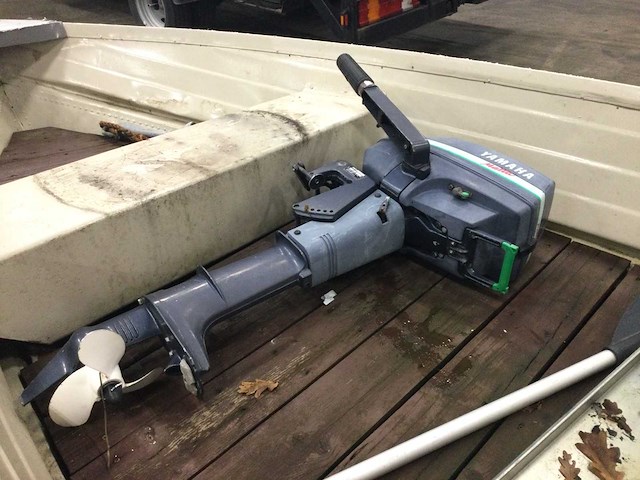 Vissersboot met yamahamotor - afbeelding 3 van  6