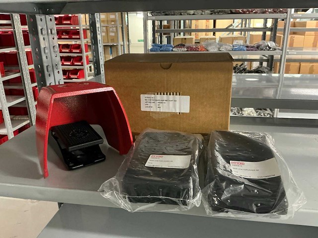 Viteko bs voetschakelaar met kap 10a & mar voetdrukkers 5a - afbeelding 1 van  2