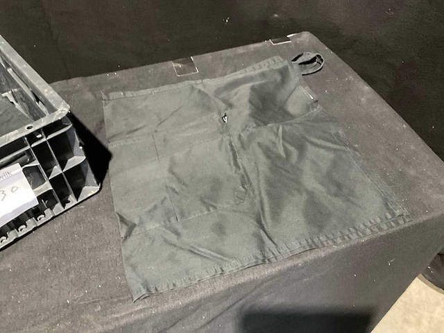 Vitello en chaud devant keukensloof en broek (6x) - afbeelding 1 van  4