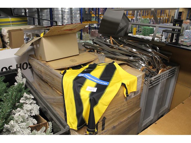 Vitesse shirts in diverse maten met opdruk family discounter in 14 dozen op pallet. - afbeelding 1 van  1