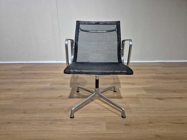 Vitra - bureaustoelen - ea 108 - vergaderstoel - conference chair - afbeelding 3 van  10