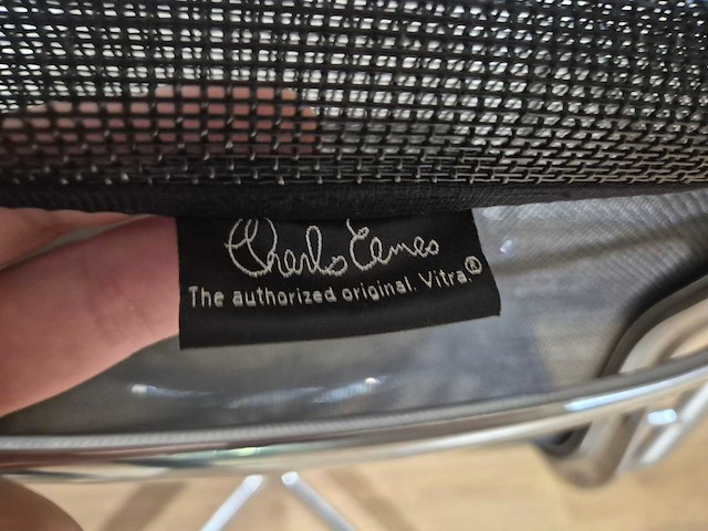 Vitra - bureaustoelen - ea 108 - vergaderstoel - conference chair - afbeelding 4 van  10