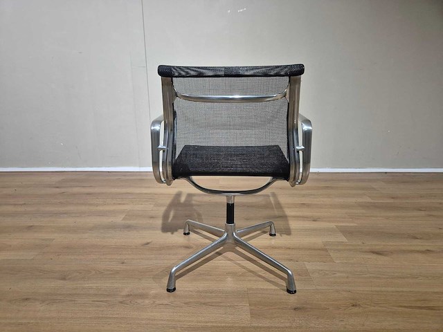 Vitra - bureaustoelen - ea 108 - vergaderstoel - conference chair - afbeelding 9 van  10