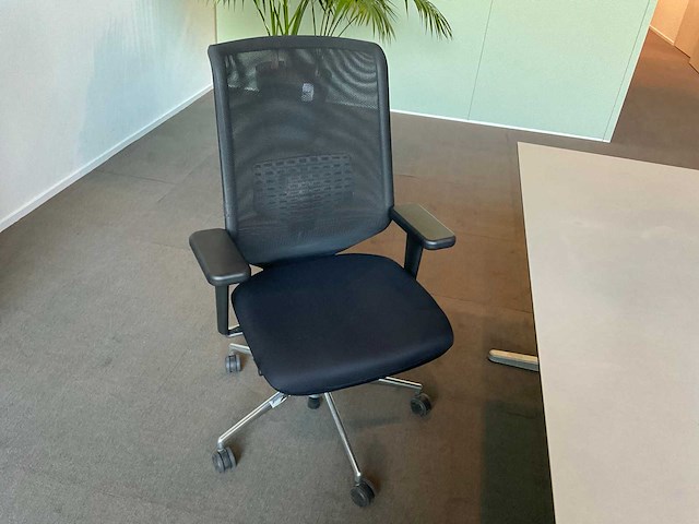 Vitra, ahrend bureau’s met bureaustoelen en kast - afbeelding 2 van  11