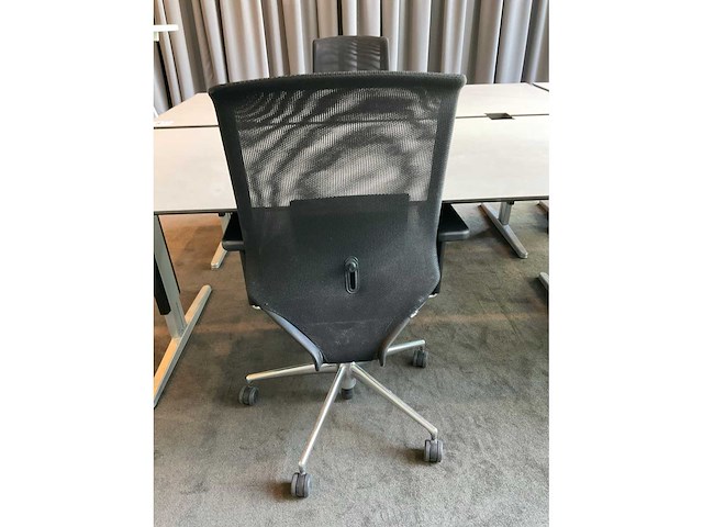 Vitra, ahrend bureau’s met bureaustoelen en kast - afbeelding 3 van  11