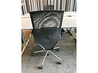 Vitra, ahrend bureau’s met bureaustoelen en kast - afbeelding 3 van  11
