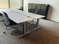 Vitra, ahrend bureau’s met bureaustoelen en kast - afbeelding 1 van  11