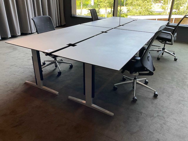 Vitra, ahrend bureau’s met bureaustoelen en kast - afbeelding 4 van  11