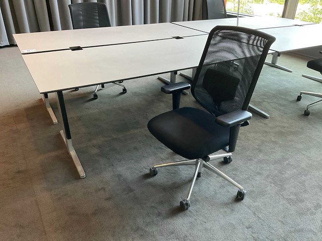 Vitra, ahrend bureau’s met bureaustoelen en kast - afbeelding 5 van  11