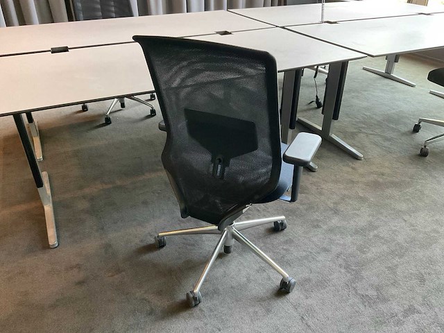Vitra, ahrend bureau’s met bureaustoelen en kast - afbeelding 6 van  11
