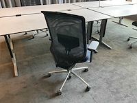 Vitra, ahrend bureau’s met bureaustoelen en kast - afbeelding 6 van  11