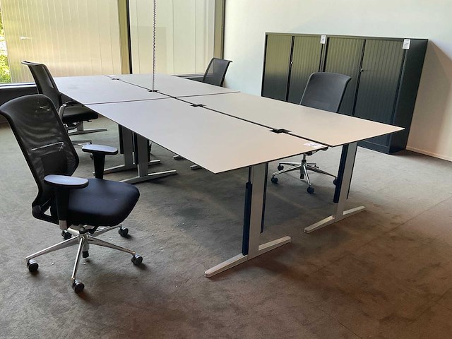 Vitra, ahrend bureau’s met bureaustoelen en kast - afbeelding 7 van  11