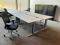 Vitra, ahrend bureau’s met bureaustoelen en kast - afbeelding 7 van  11